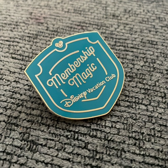 Disney Vacation Club Pin - Picture 1 of 2